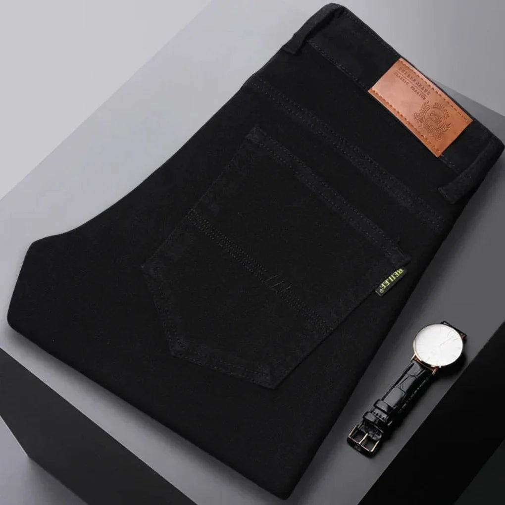 Farbige Herren-Jeans aus Stretch-Denim im Slim Fit mit klassischem Five-Pocket-Design in Schwarz