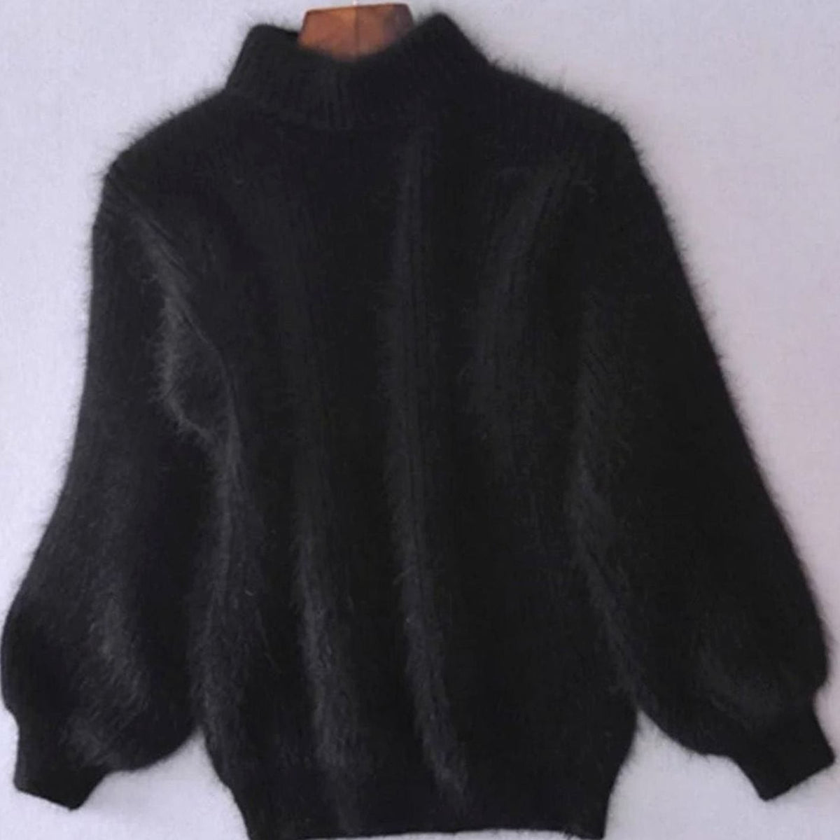 Flauschiger Damen-Rollkragenpullover mit Angoraanteil und weiten Ballonärmeln in Schwarz