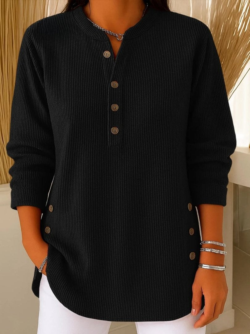 Gerippter Damen-Strickpullover mit Knopfleiste am Ausschnitt und Zierknöpfen an den Seiten in Schwarz