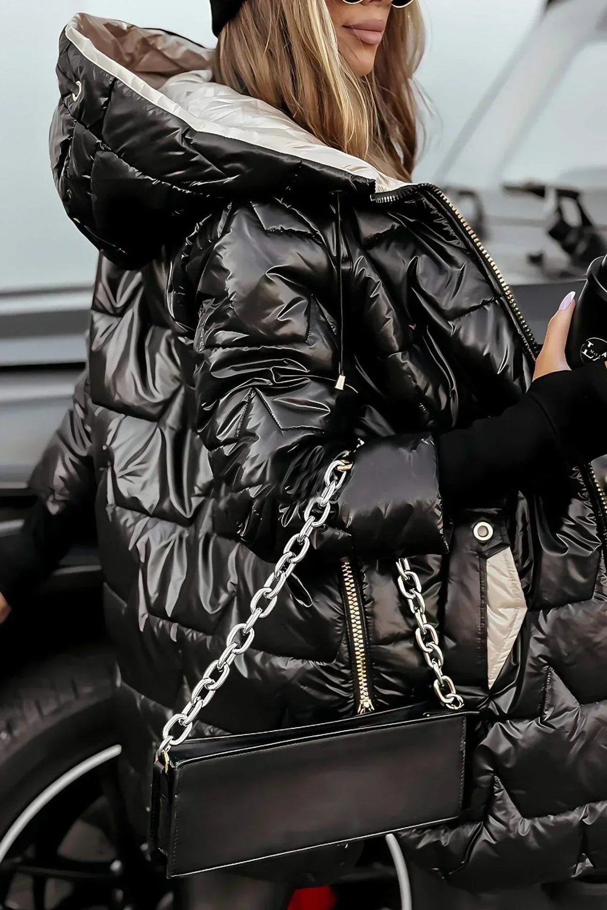 Glänzende Damen-Steppjacke mit Kapuze und verlängertem Schnitt für Herbst und Winter, Ansicht 9