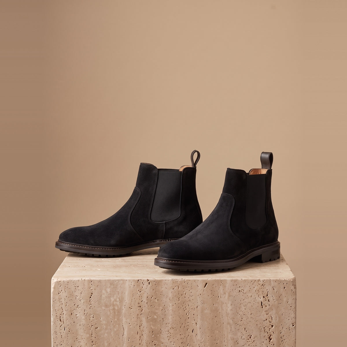 Herren-Chelsea-Boots aus Veloursleder in Schwarz, Vorderansicht
