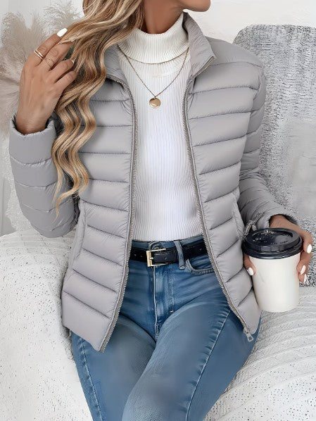 Kurze Damen-Steppjacke mit Stehkragen und Reißverschlusstaschen in Slim Fit in Grau