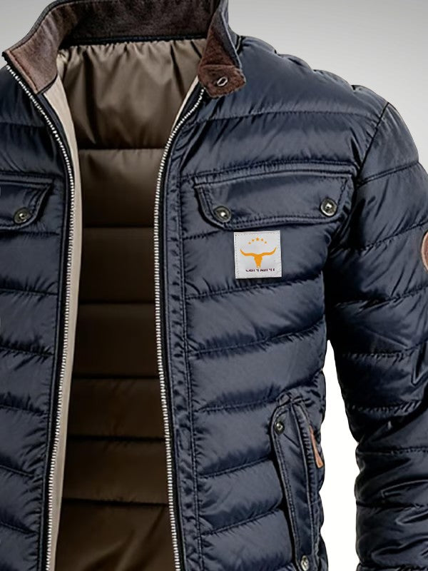 Kurze Herren-Steppjacke mit Stehkragen, wattierter Füllung und Brusttaschen mit Patte, Ansicht 3