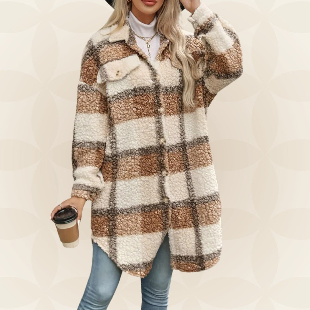Lange karierte Damen-Hemdjacke aus Teddystoff mit Brusttaschen und Knopfleiste in Braun