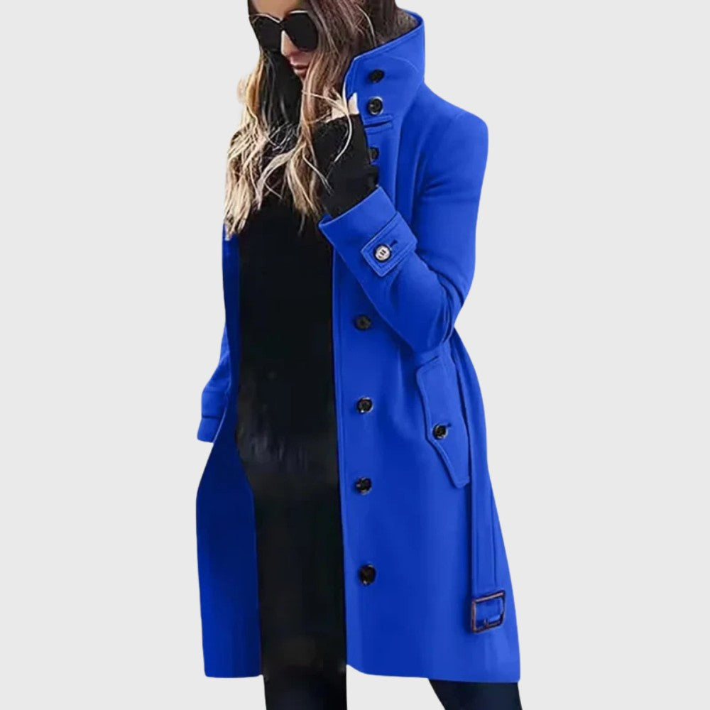 Langer Damen-Trenchcoat mit hohem Stehkragen, Knopfleiste, Ärmelriegeln und Gürtel in Blau