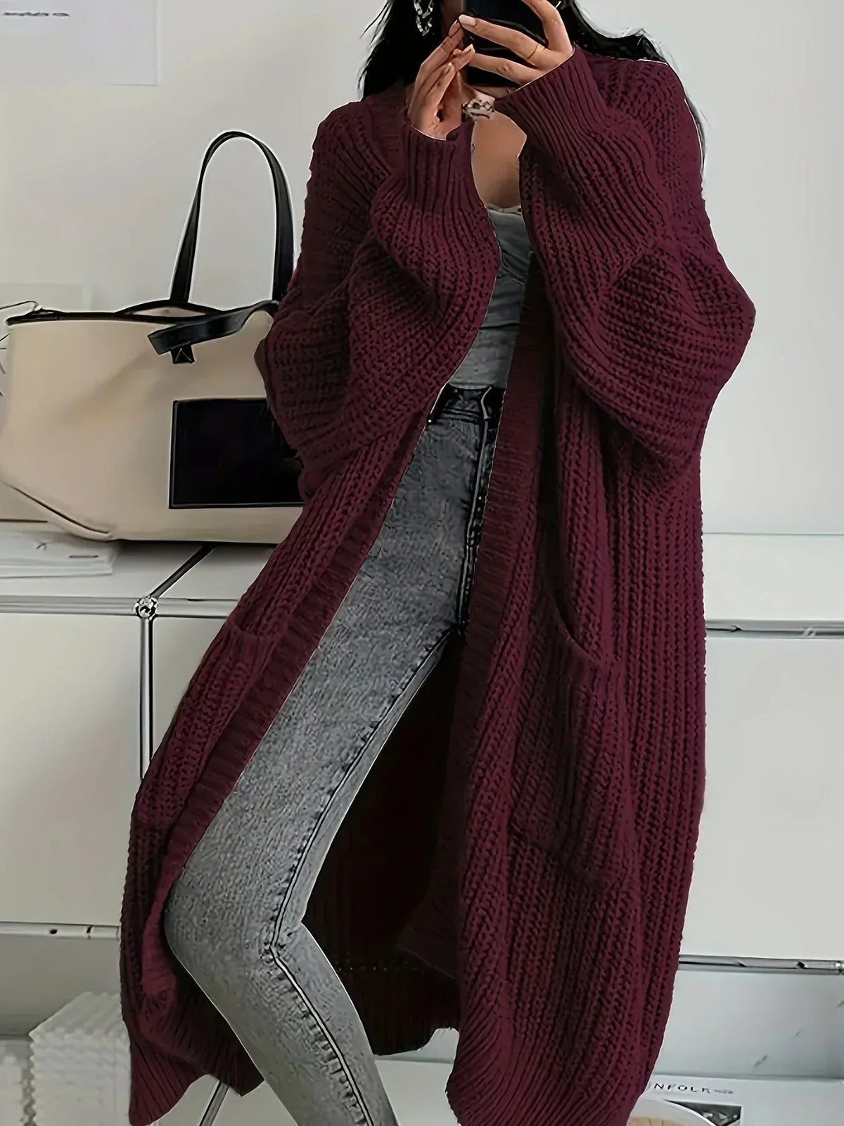Oversized Damen-Longcardigan aus Grobstrick mit offener Front und aufgesetzten Taschen in Karmesinrot