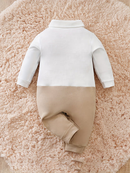 Babystrampler aus Baumwolle in Westen-Optik mit Fliege, Hemdkragen und Druckknöpfen, Ansicht 2