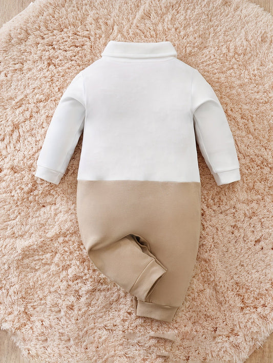 Babystrampler aus Baumwolle in Westen-Optik mit Fliege, Hemdkragen und Druckknöpfen, Ansicht 2