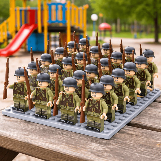 Bausteinfiguren in grünen Uniformen auf einer grauen Bauplatte