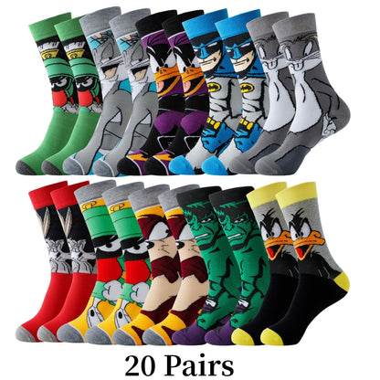 Mehrere Paar bunte Socken mit Comic-Figuren nebeneinander