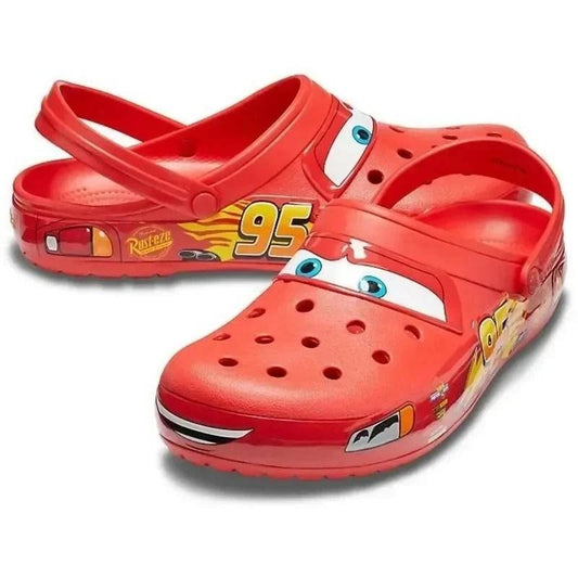 Rote Kinder-Clogs mit Auto-Motiv und Fersenriemen