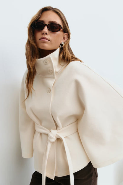 Damen-Capemantel mit Stehkragen, Knopfleiste und Bindegürtel für Herbst und Winter in Beige