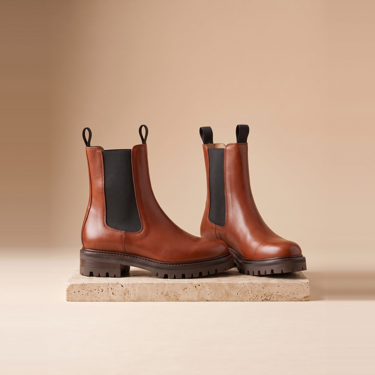 Damen-Chelsea-Boots aus Leder mit Profilsohle in Cognac, Vorderansicht