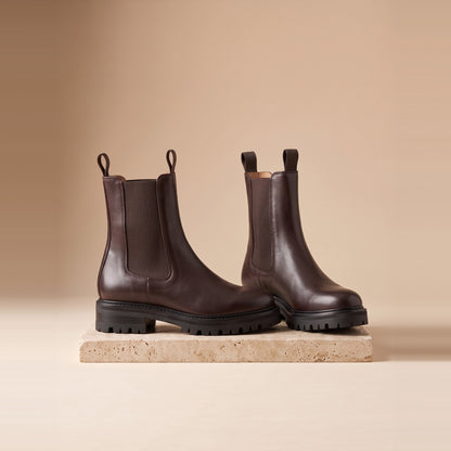 Damen-Chelsea-Boots aus Leder mit Profilsohle in Dunkelbraun, Vorderansicht