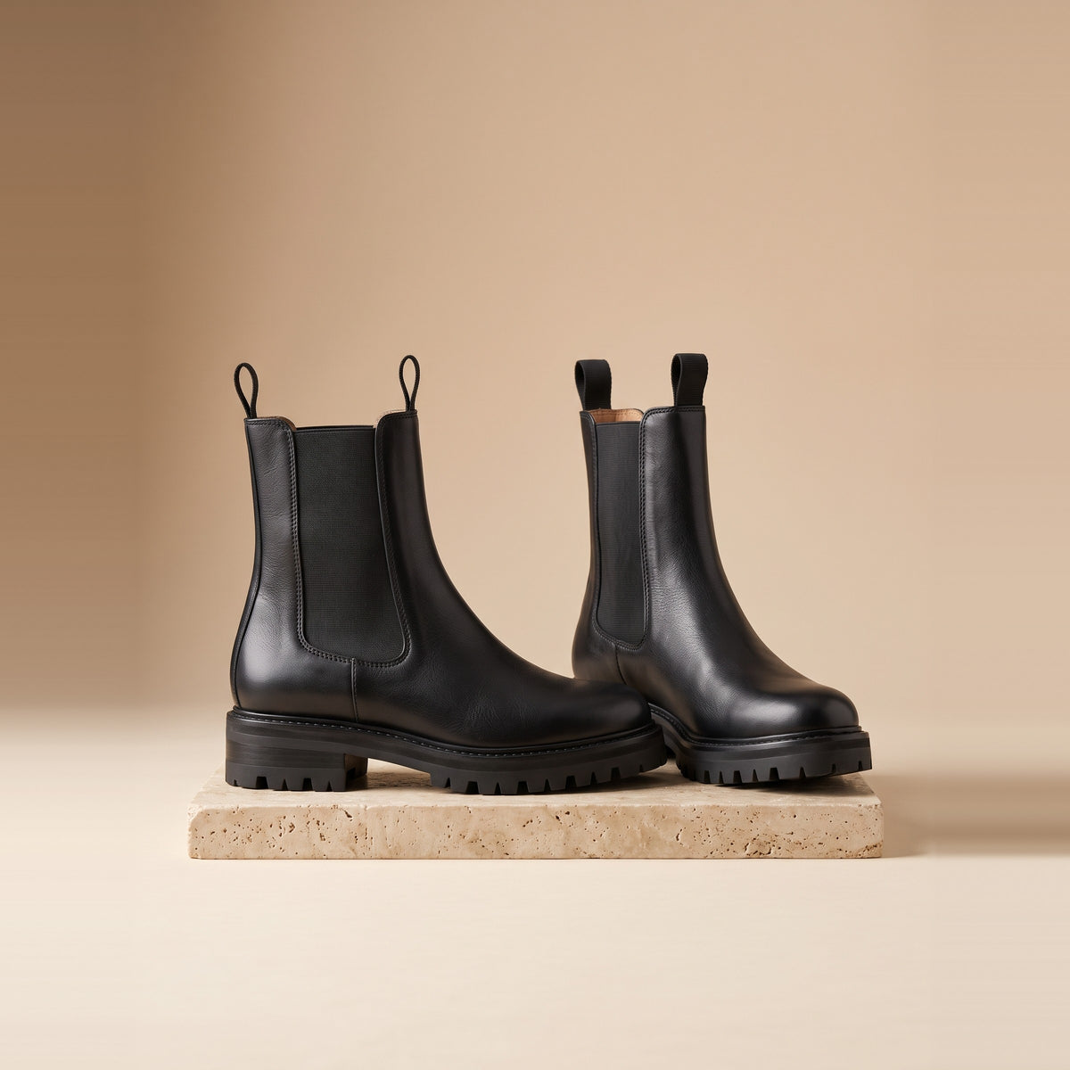 Damen-Chelsea-Boots aus Leder mit Profilsohle in Schwarz, Vorderansicht