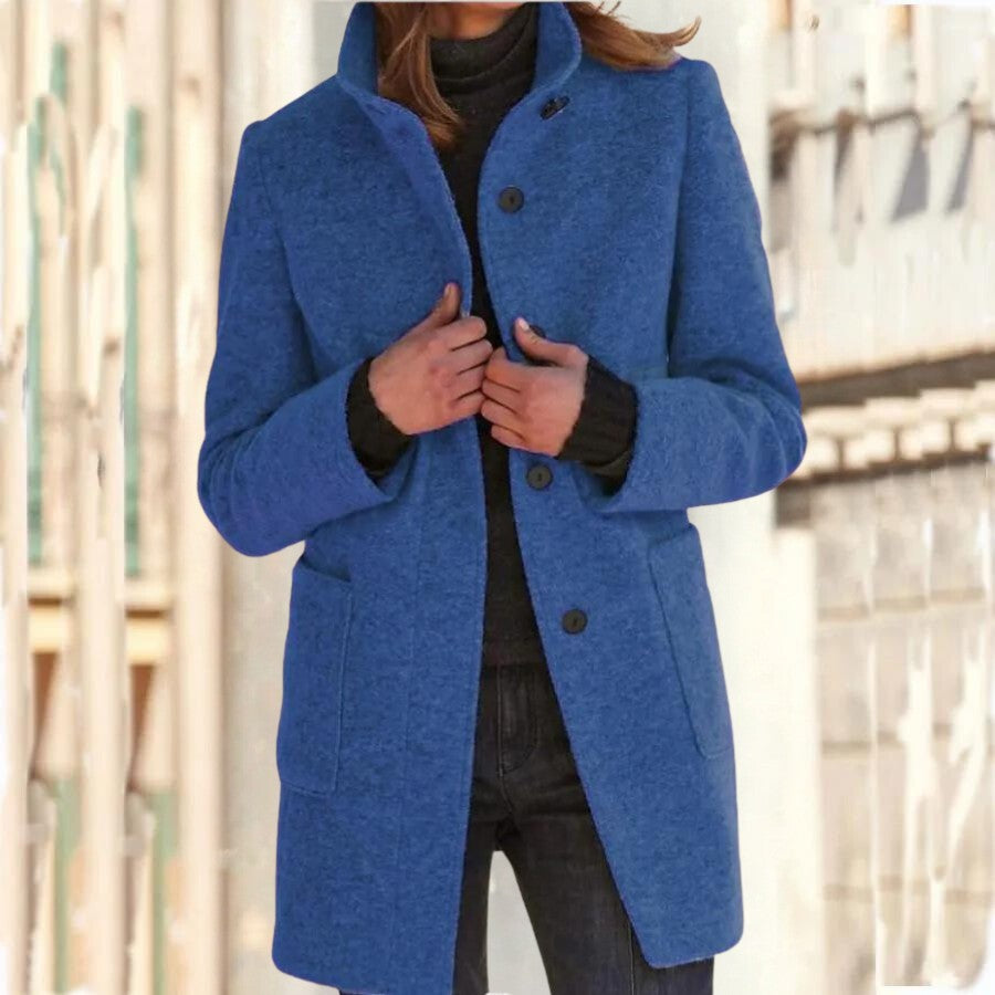 Damen-Kurzmantel mit Stehkragen, Knopfleiste und aufgesetzten Taschen in Blau