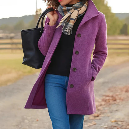 Damen-Mantel mit Stehkragen und durchgehender Knopfleiste für Lagenlooks im Winter in Violett