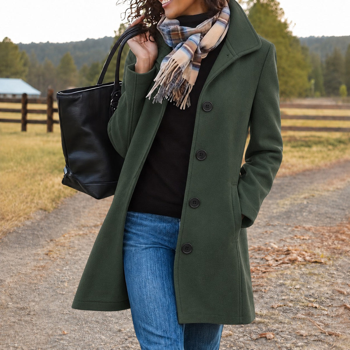 Damen-Mantel mit Stehkragen und durchgehender Knopfleiste für Lagenlooks im Winter in Moosgrün