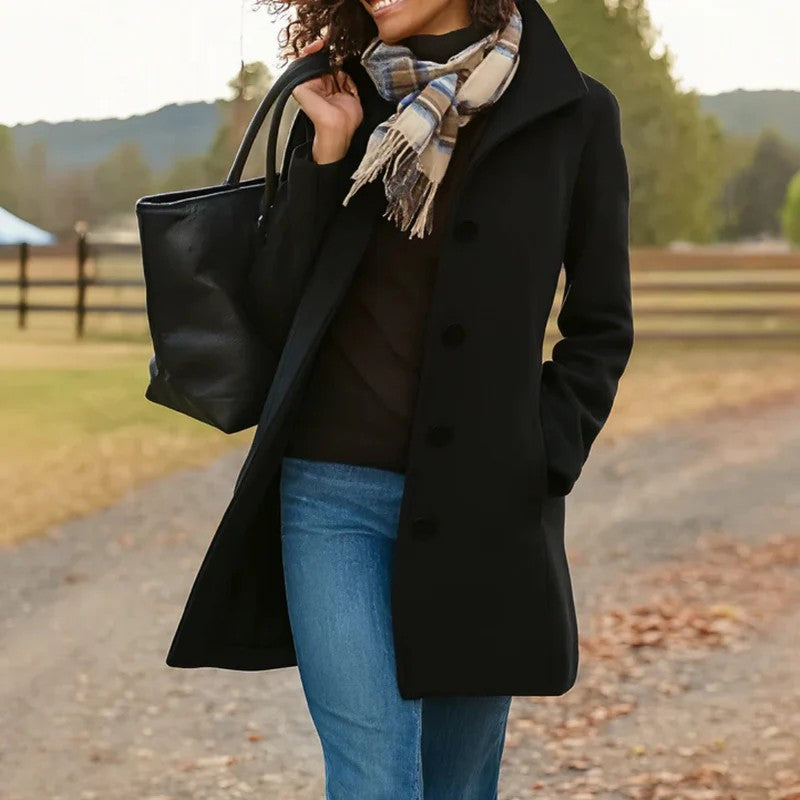 Damen-Mantel mit Stehkragen und durchgehender Knopfleiste für Lagenlooks im Winter in Schwarz