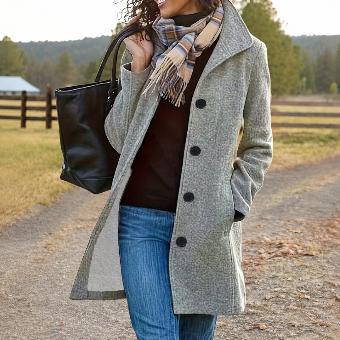 Damen-Mantel mit Stehkragen und durchgehender Knopfleiste für Lagenlooks im Winter in Hellgrau