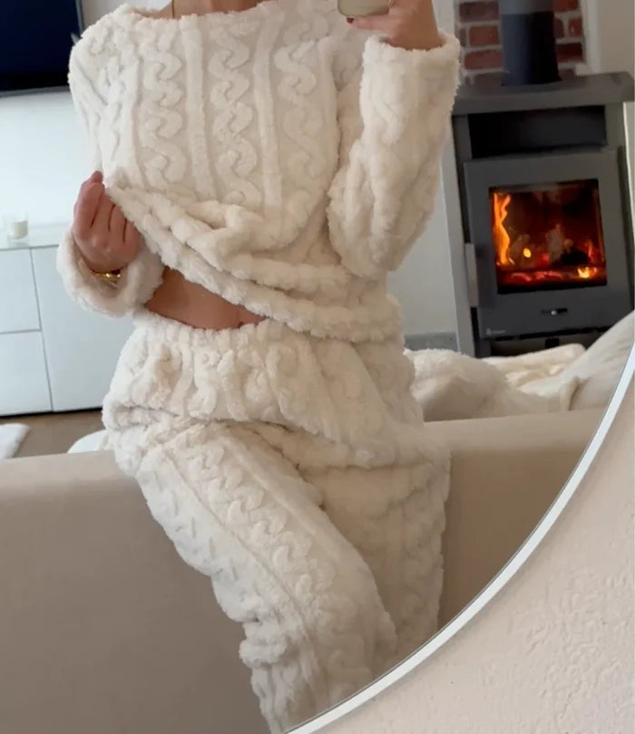 Damen-Pyjama-Set aus Coral Fleece mit Zopfprägung, Langarmoberteil und langer Hose für den Winter in Elfenbeinweiß