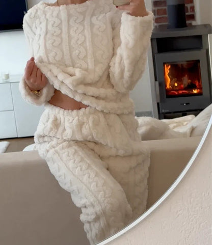 Damen-Pyjama-Set aus Coral Fleece mit Zopfprägung, Langarmoberteil und langer Hose für den Winter in Elfenbeinweiß