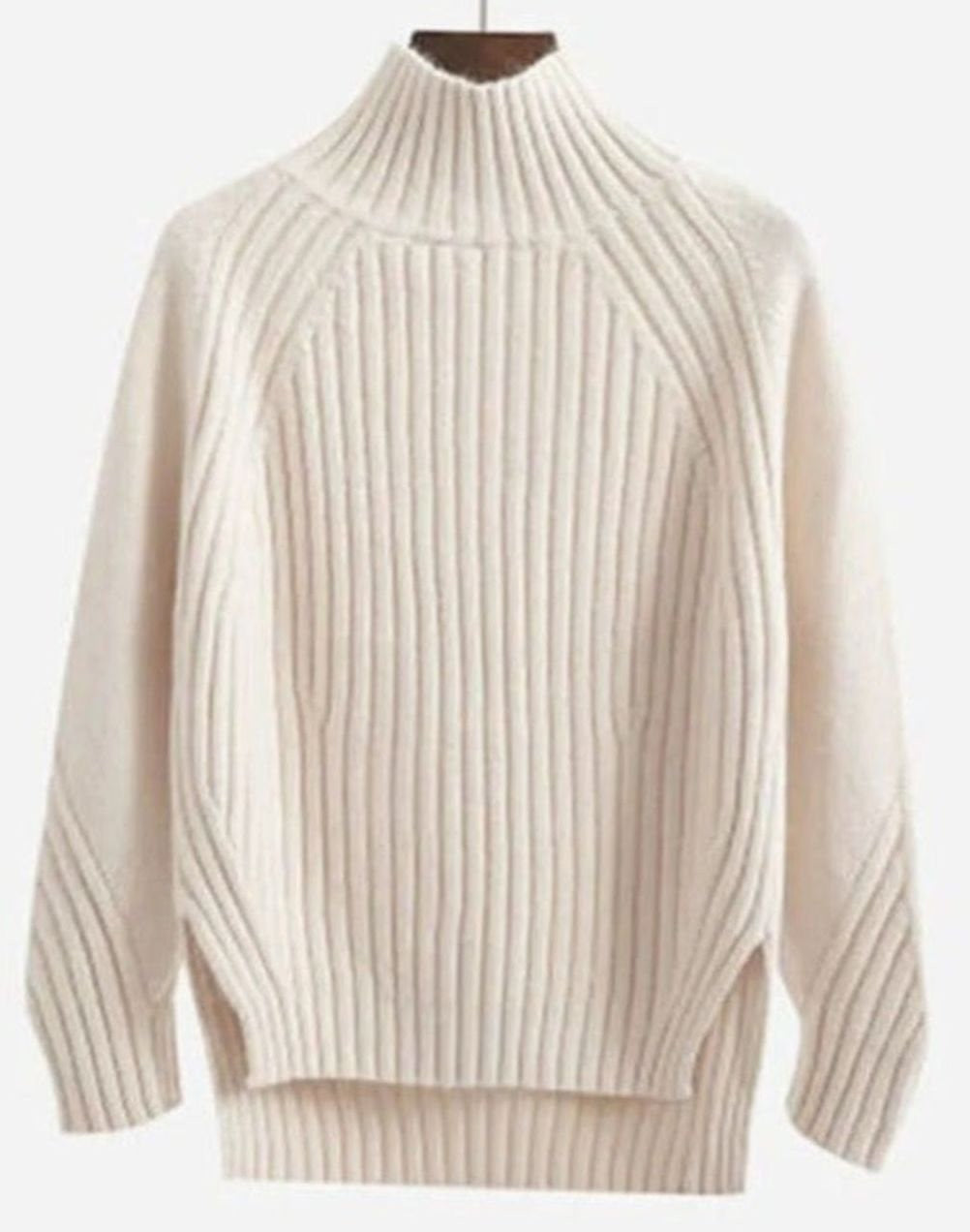 Damen-Rollkragenpullover aus Rippstrick mit Raglanärmeln und Seitenschlitzen in Beige