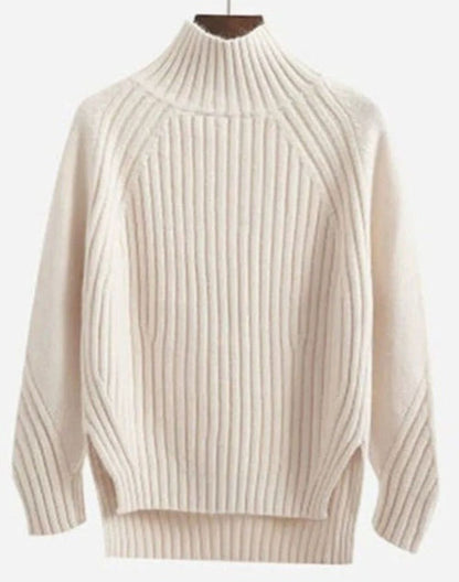 Damen-Rollkragenpullover aus Rippstrick mit Raglanärmeln und Seitenschlitzen in Beige