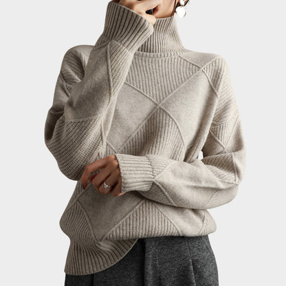Damen-Rollkragenpullover mit Rautenmuster in Rippstrick und überschnittenen Schultern in Grau