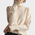 Damen-Rollkragenpullover mit Rautenmuster in Rippstrick und überschnittenen Schultern