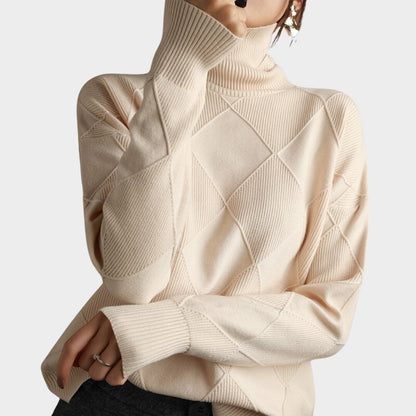 Damen-Rollkragenpullover mit Rautenmuster in Rippstrick und überschnittenen Schultern in Beige