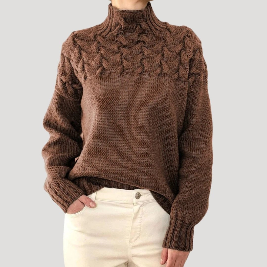 Damen-Rollkragenpullover mit Zopfmuster an der Passe und lockerer Passform in Braun