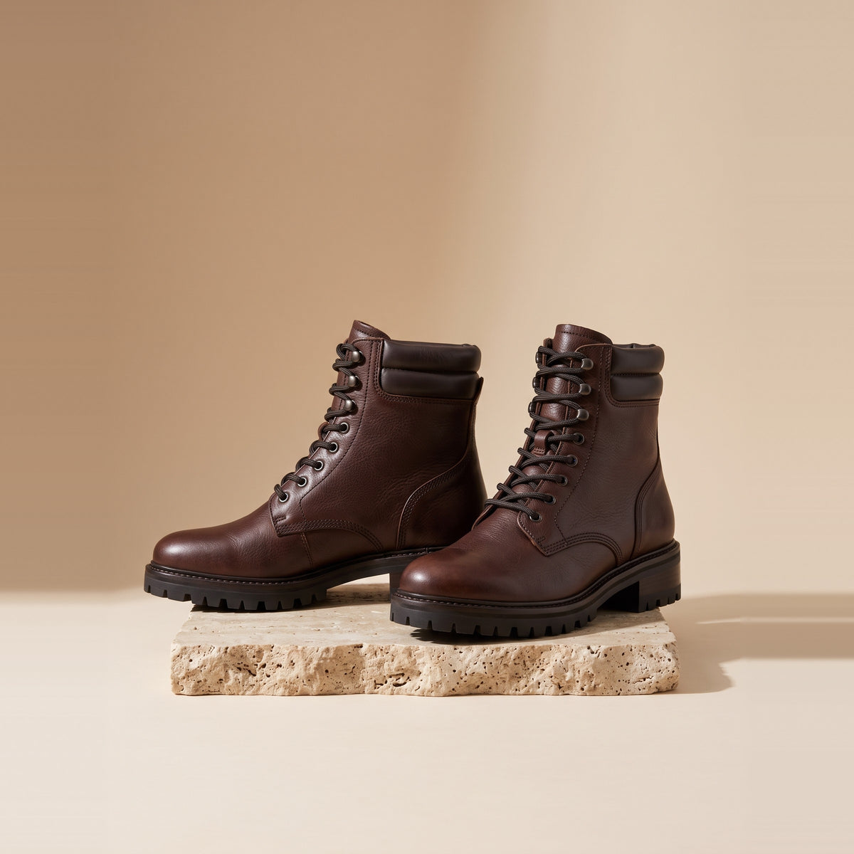 Damen-Schnürboots aus Leder in Dunkelbraun, Vorderansicht