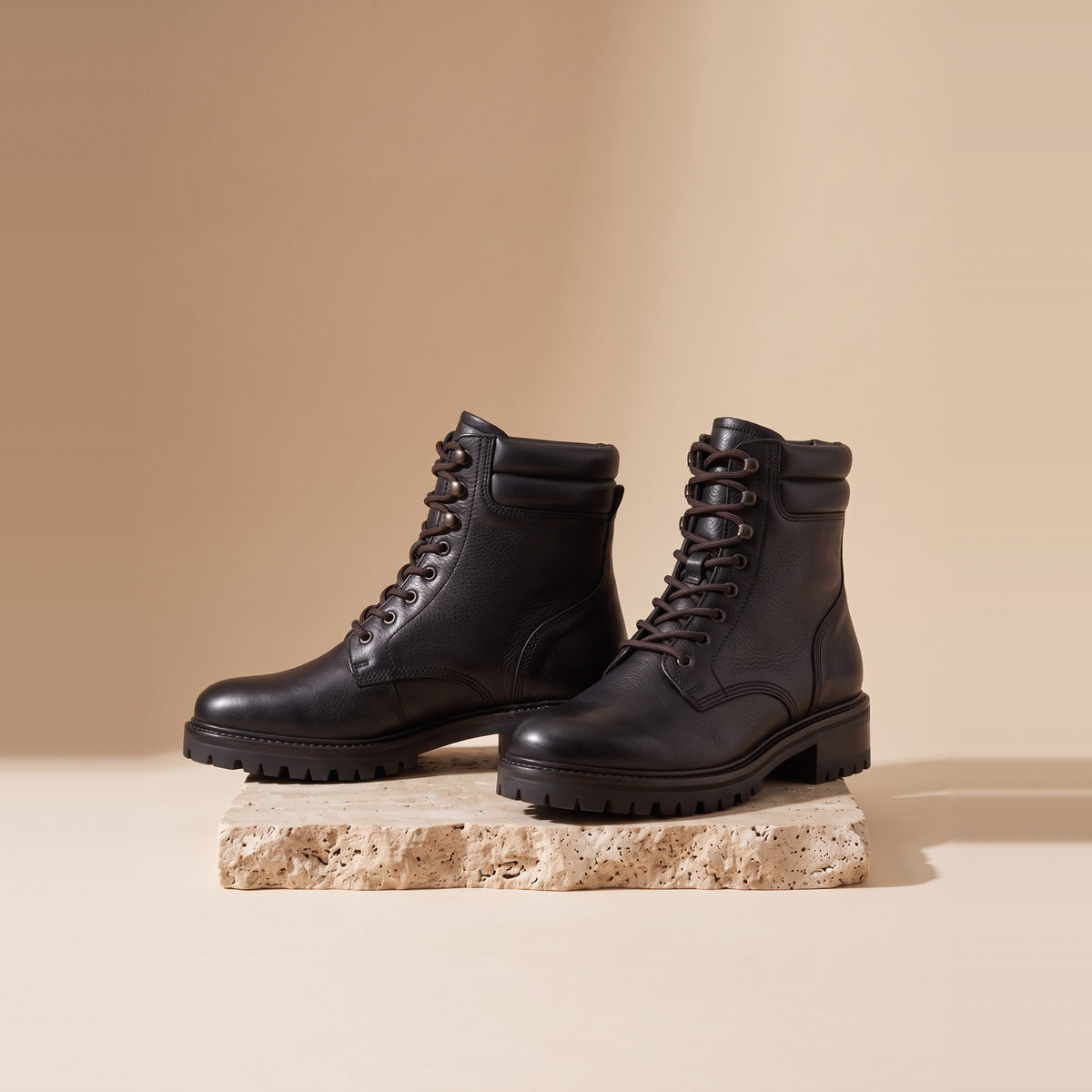 Damen-Schnürboots aus Leder in Schwarz, Vorderansicht