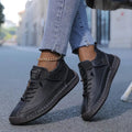 Damen-Sneaker mit Klettriemen, Schnürung und gedämpfter Sohle in weiter Passform für jeden Tag