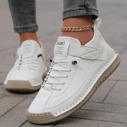 Damen-Sneaker mit Klettriemen, Schnürung und gedämpfter Sohle in weiter Passform für jeden Tag in Weiß