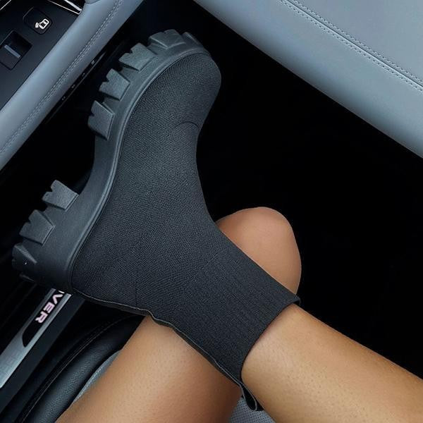 Damen-Sock-Boots aus Strick mit Plateausohle und grobem Profil in Schwarz