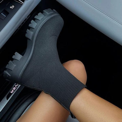 Damen-Sock-Boots aus Strick mit Plateausohle und grobem Profil in Schwarz