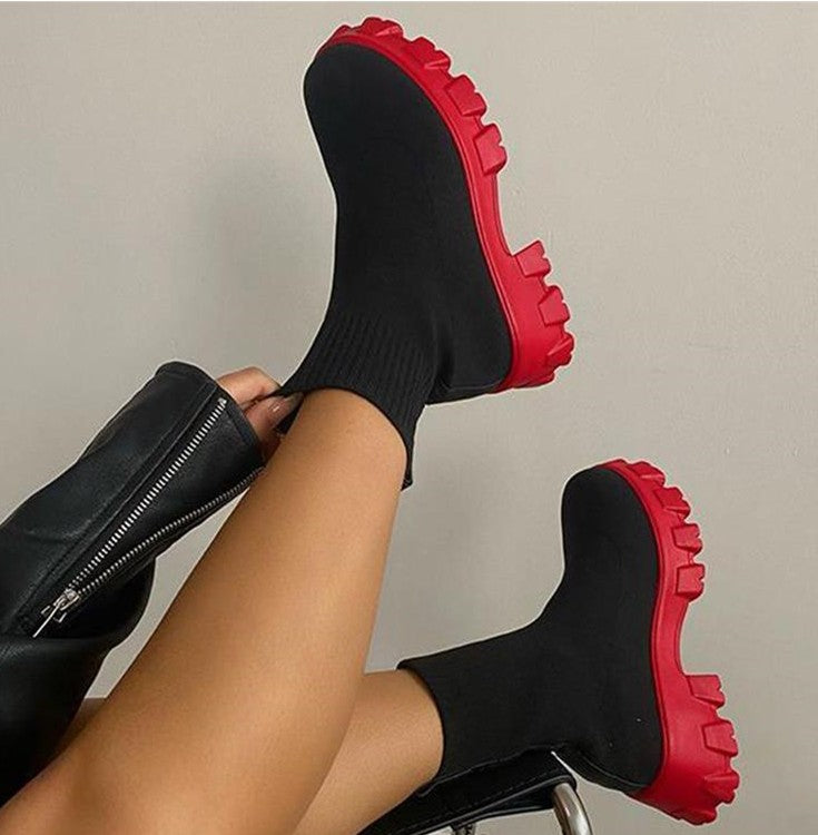 Damen-Sock-Boots aus Strick mit Plateausohle und grobem Profil in Schwarz mit roter Sohle