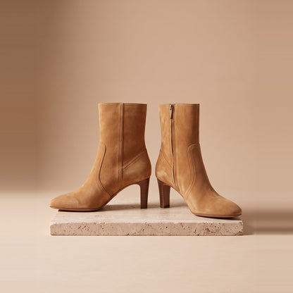 Damen-Stiefeletten aus Veloursleder in Camel, Vorderansicht