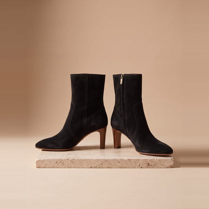 Damen-Stiefeletten aus Veloursleder in Schwarz, Vorderansicht