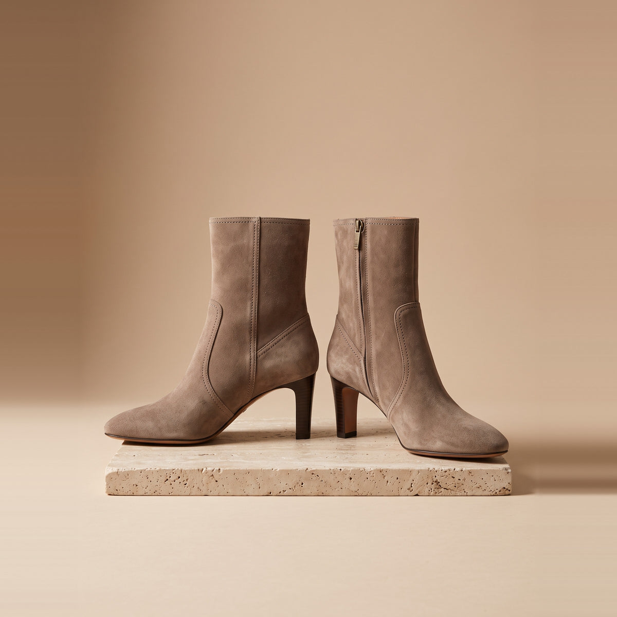 Damen-Stiefeletten aus Veloursleder in Taupe, Vorderansicht