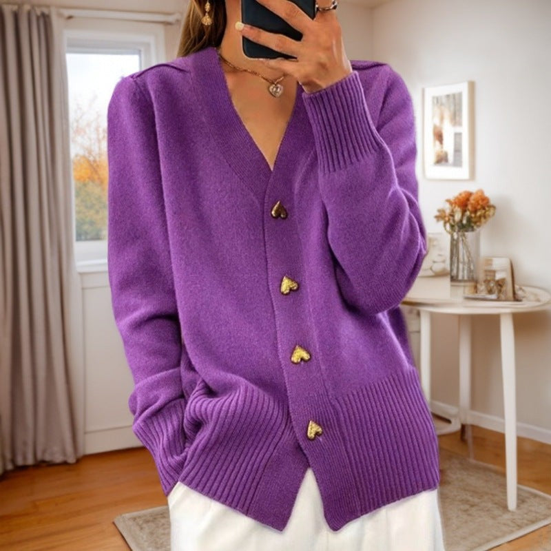 Damen-Strickjacke mit V-Ausschnitt, goldenen Herzknöpfen und gerippten Bündchen in Lila