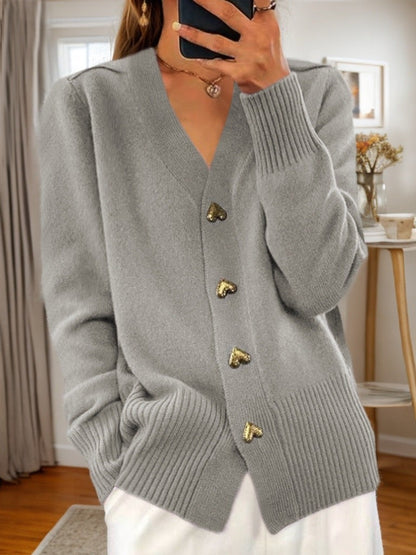 Damen-Strickjacke mit V-Ausschnitt, goldenen Herzknöpfen und gerippten Bündchen in Grau