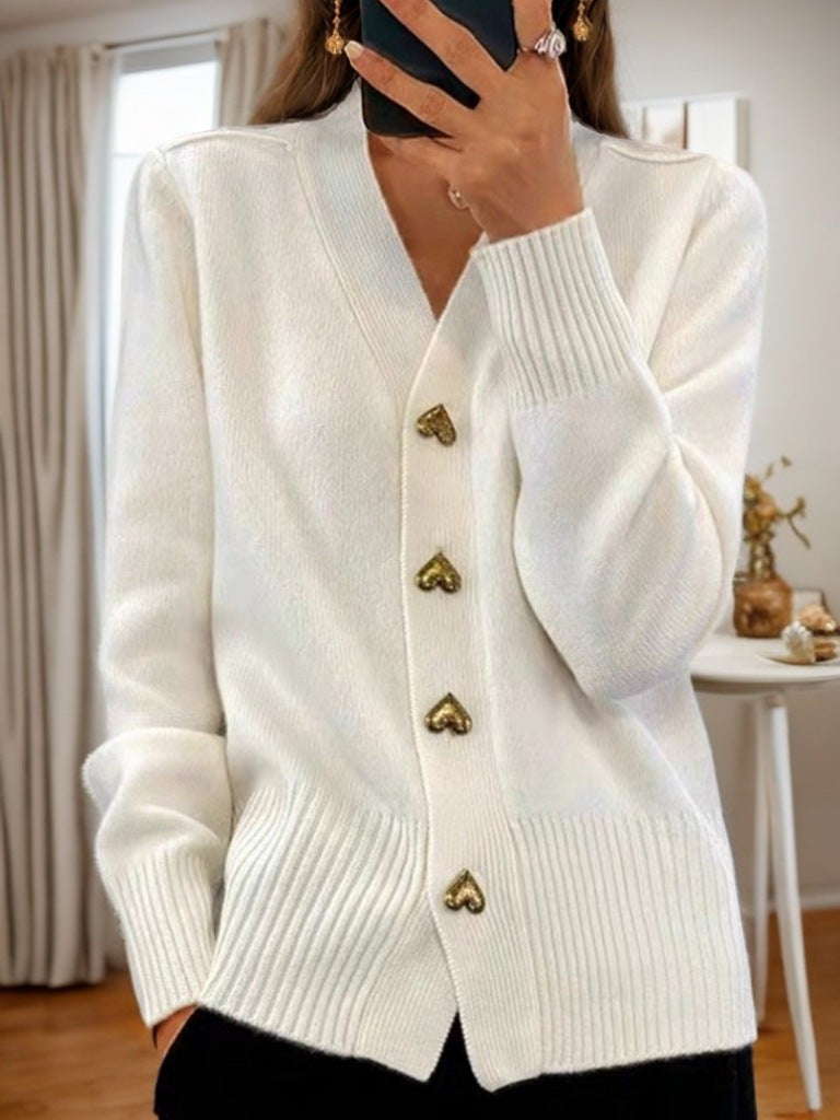 Damen-Strickjacke mit V-Ausschnitt, goldenen Herzknöpfen und gerippten Bündchen in Weiß