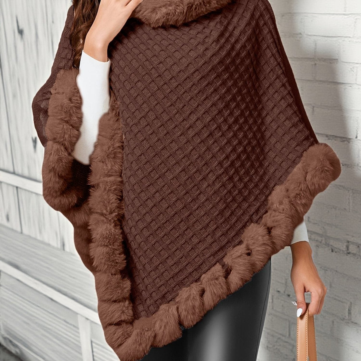 Damen-Strickponcho mit flauschigem Besatz und hohem Kragen für Herbst und Winter in Kaffeebraun