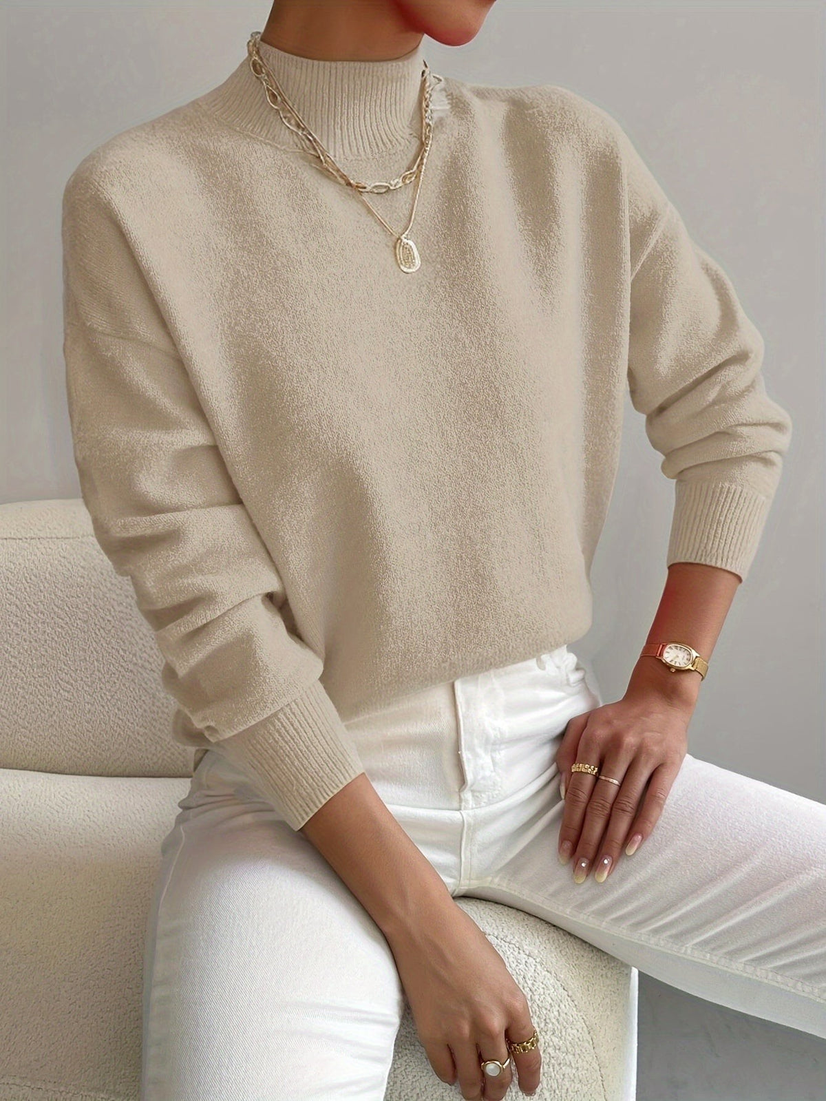 Damen-Strickpullover mit halbhohem Kragen, Rippbündchen und geradem Schnitt in Beige