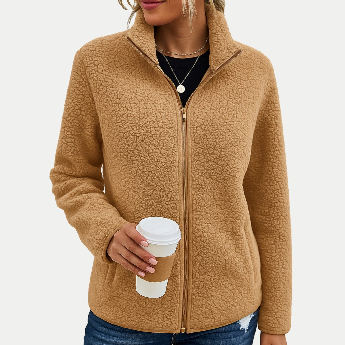Damen-Teddyfleecejacke mit Stehkragen, durchgehendem Reißverschluss und Seitentaschen in Beige