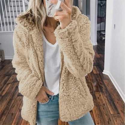 Damen-Teddyjacke mit Kapuze und Reißverschluss für kühle Tage in Beige
