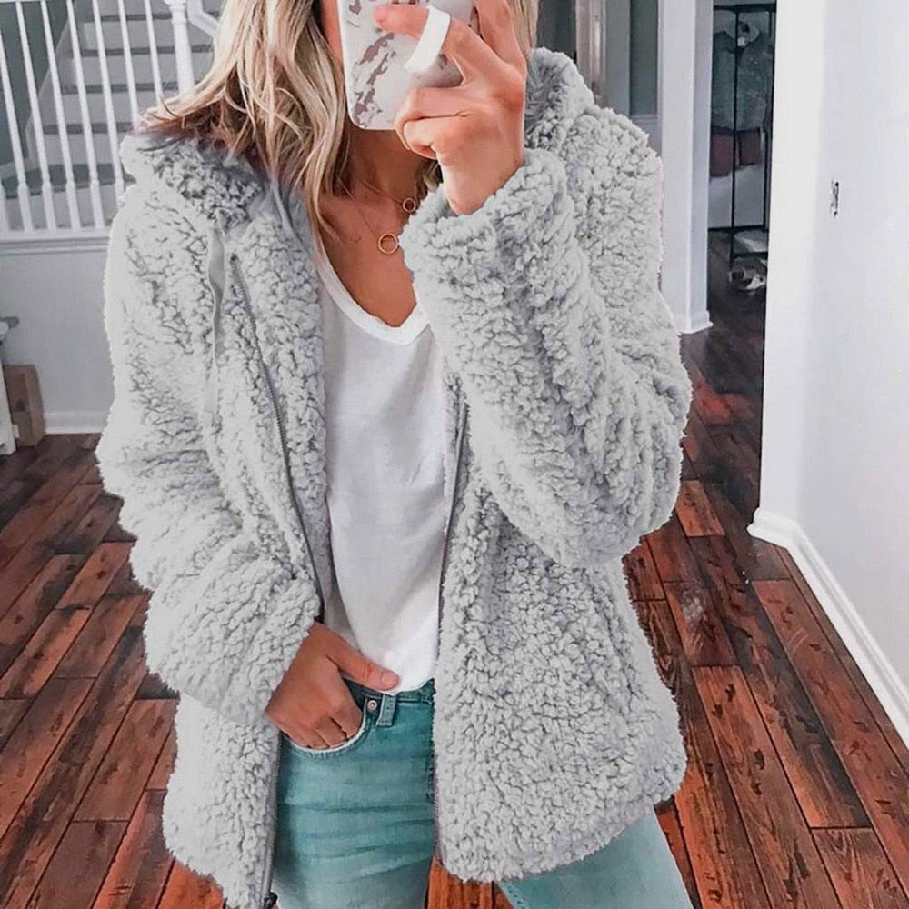 Damen-Teddyjacke mit Kapuze und Reißverschluss für kühle Tage in Hellgrau